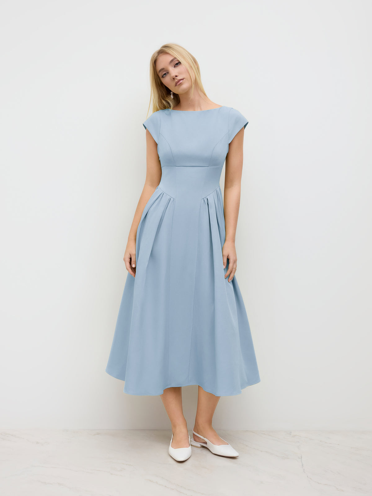 Vestido largo con cuello barco, espalda descubierta, aberturas y volante