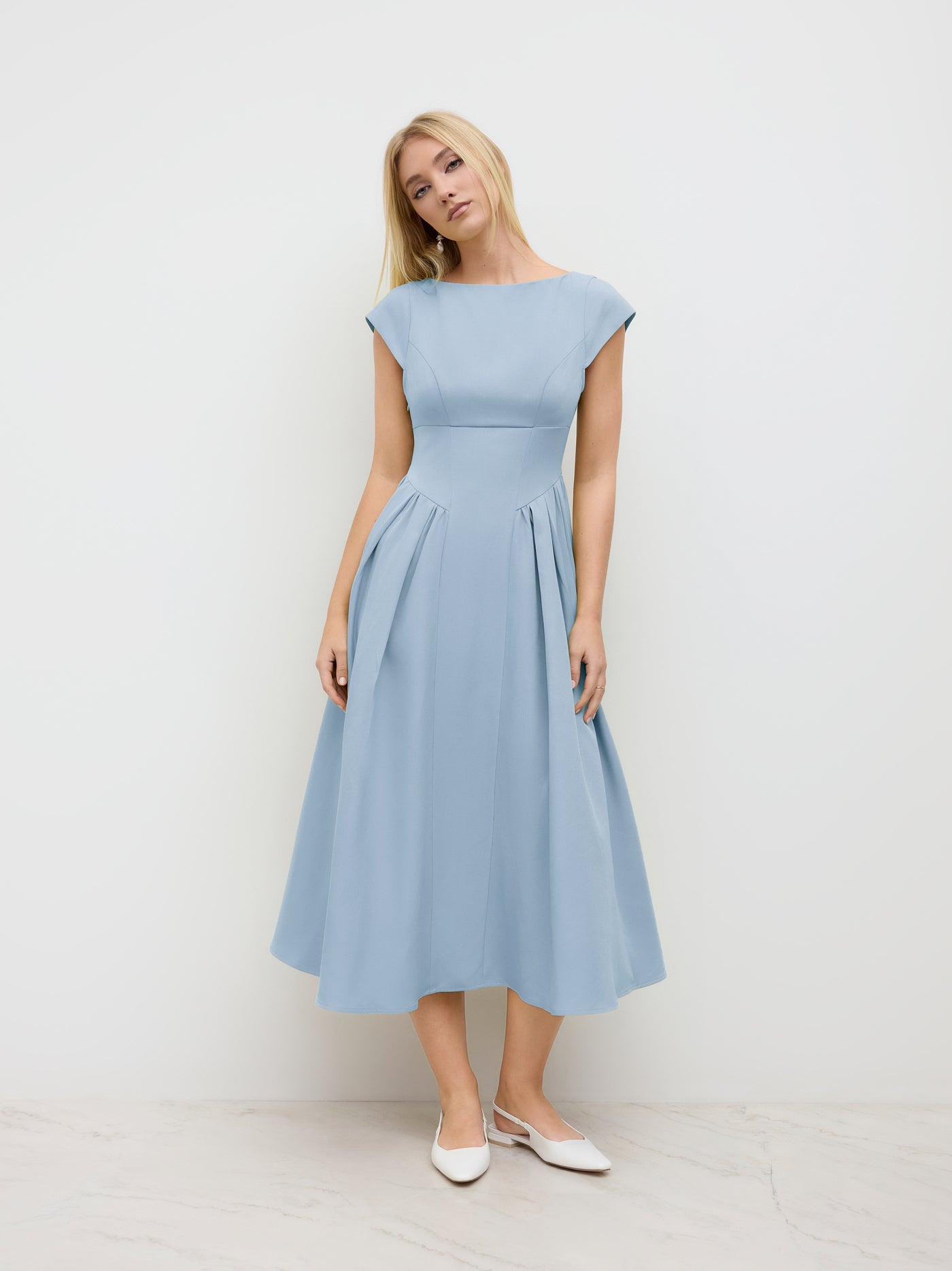 Vestido largo con cuello barco, espalda descubierta, aberturas y volante