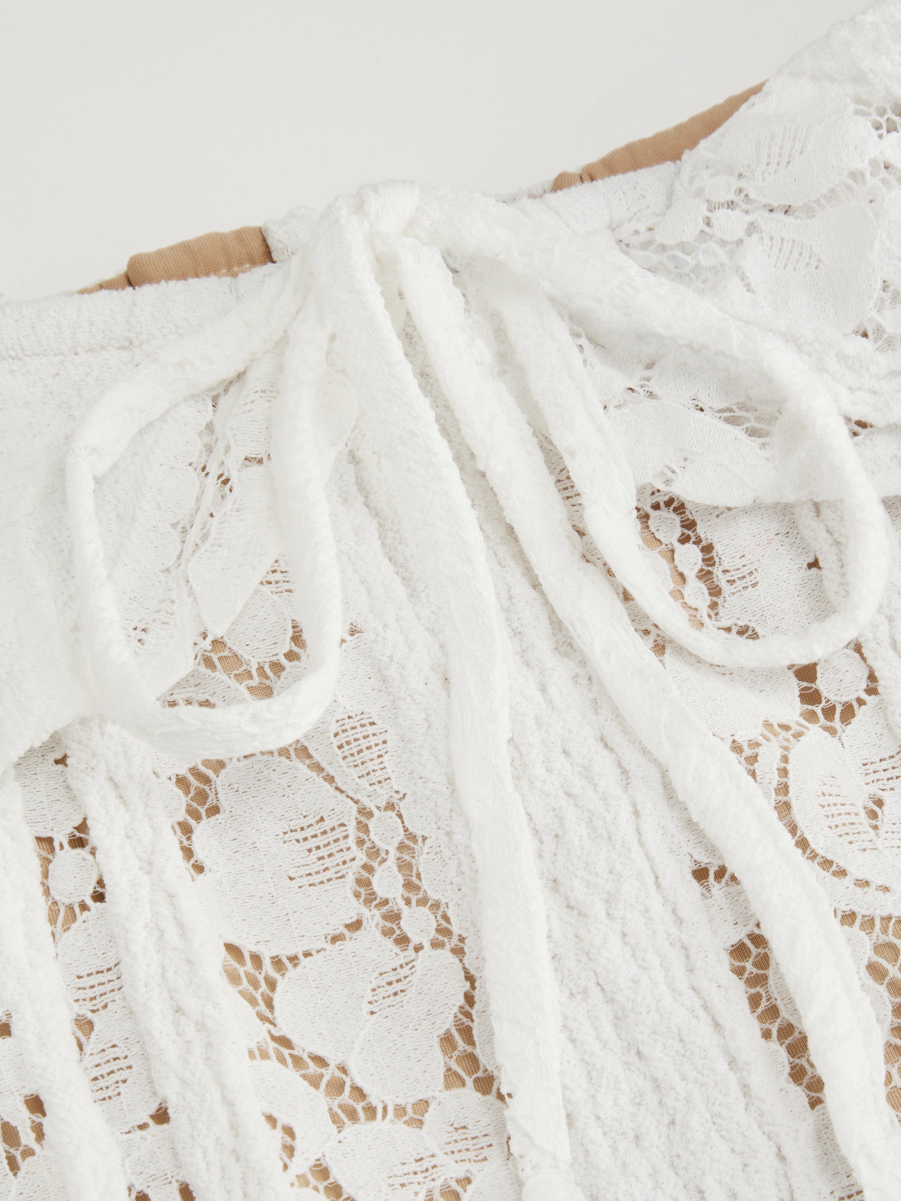 Vestido largo evasé de encaje con hombros descubiertos y nudo