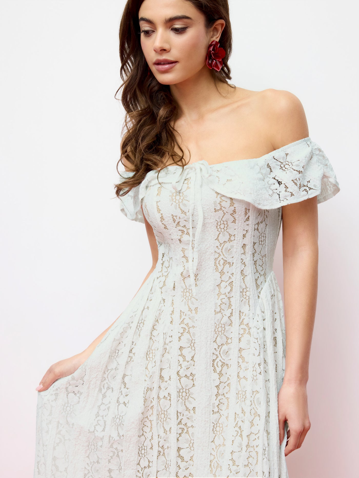 Vestido largo evasé de encaje con hombros descubiertos y nudo
