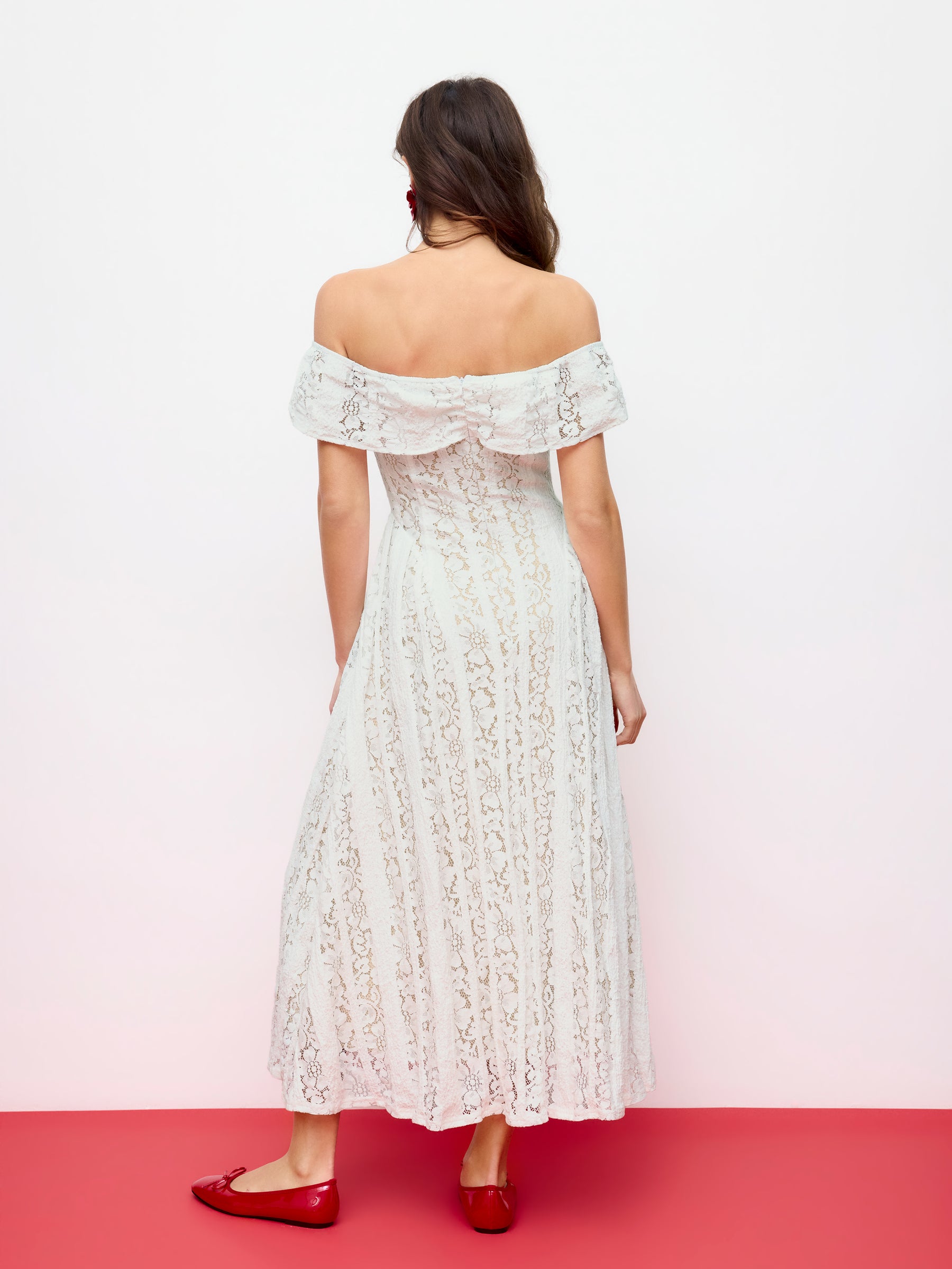 Vestido largo evasé de encaje con hombros descubiertos y nudo