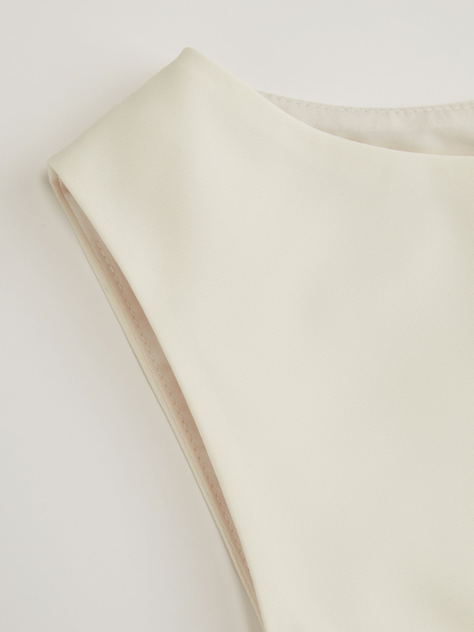 Conjunto de vestido midi y capa superpuesta con flecos, cuello alto y manga campana