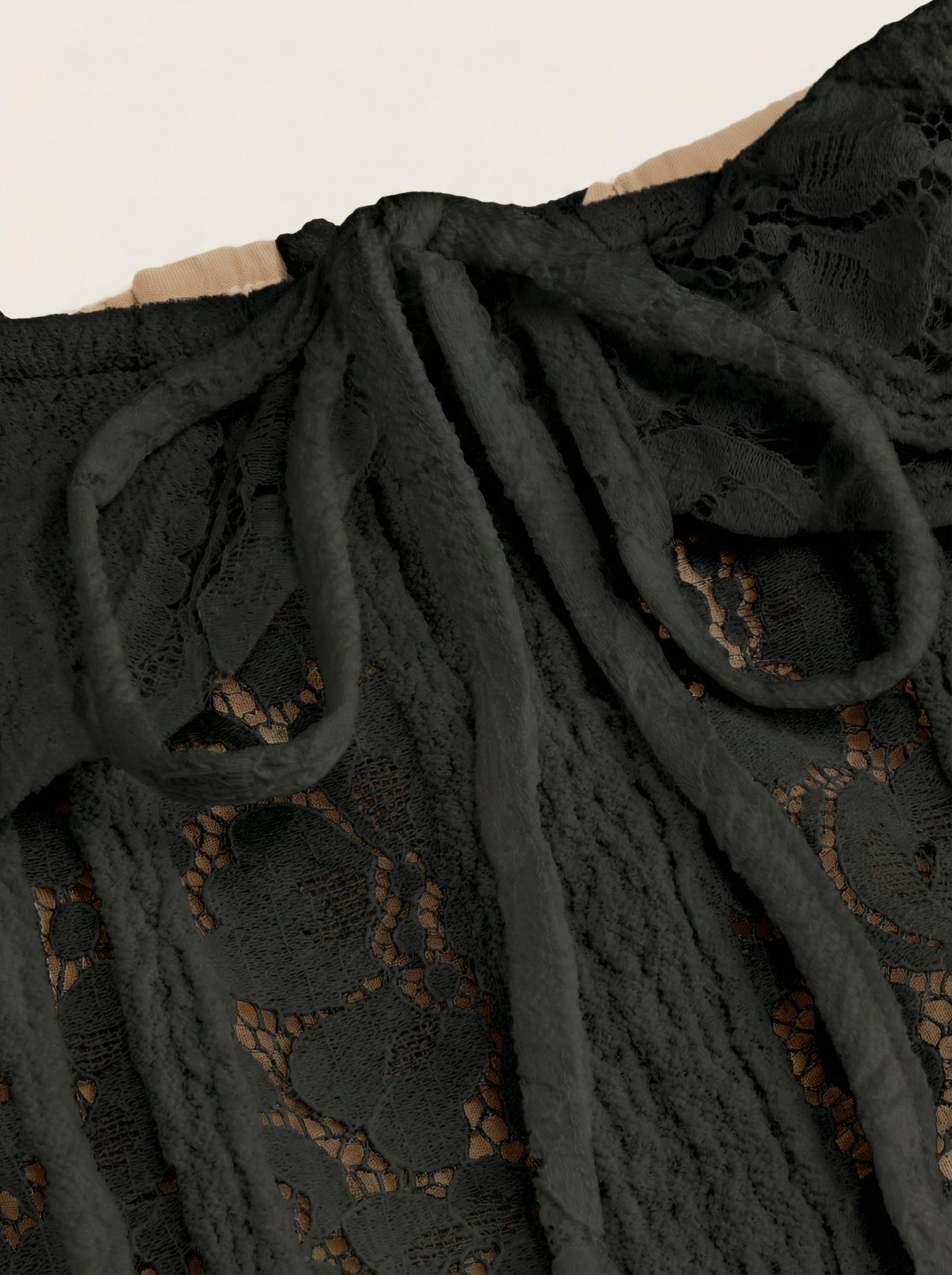 Vestido largo evasé de encaje con hombros descubiertos y nudo
