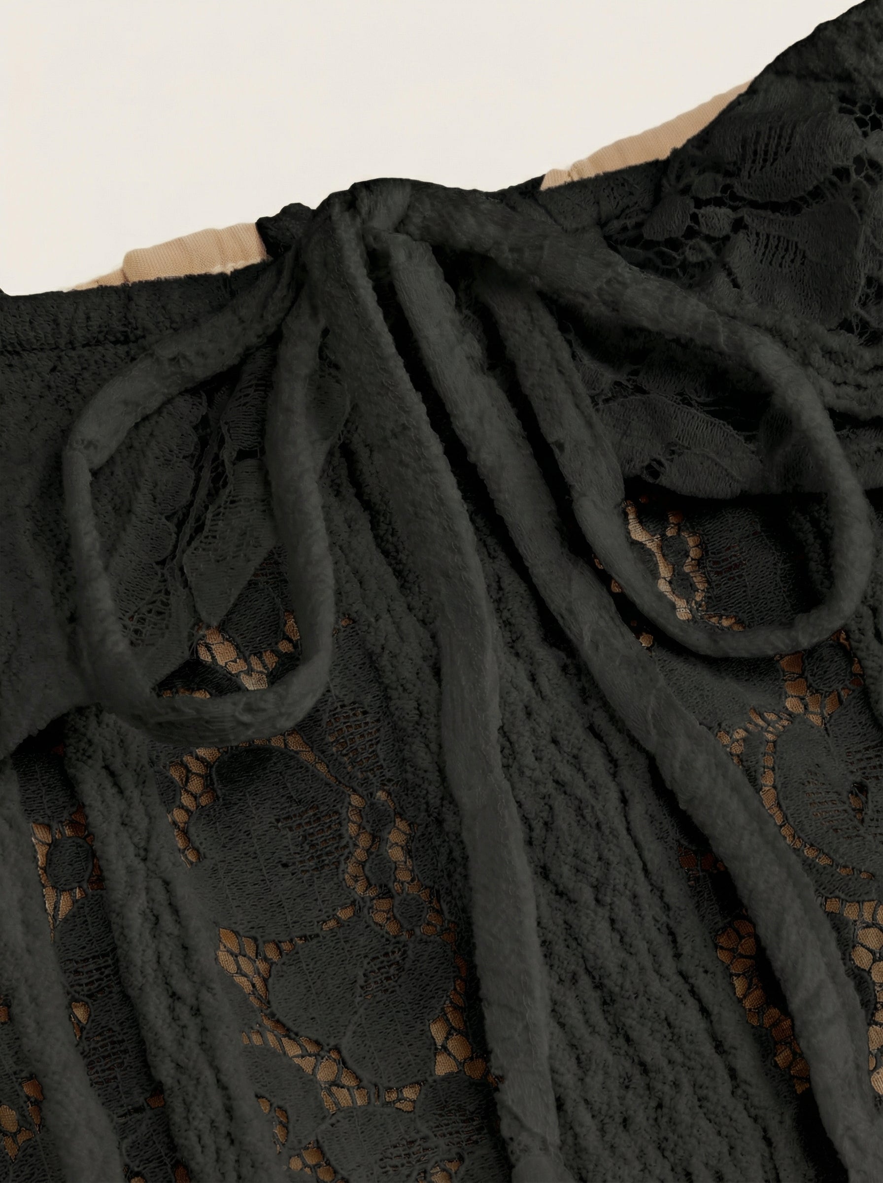 Vestido largo evasé de encaje con hombros descubiertos y nudo