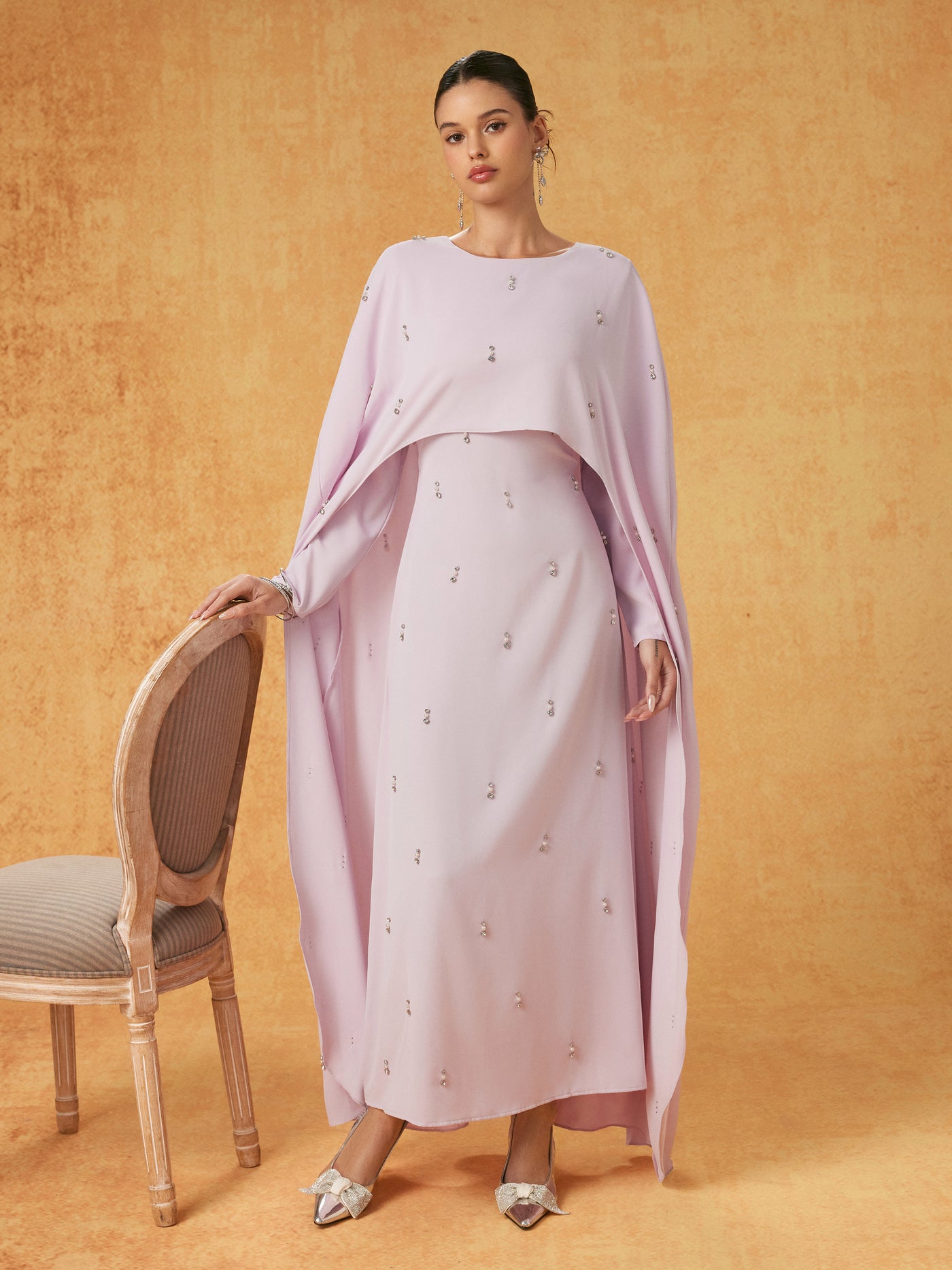 Vestido largo efecto capas con cuello redondo y pedrería