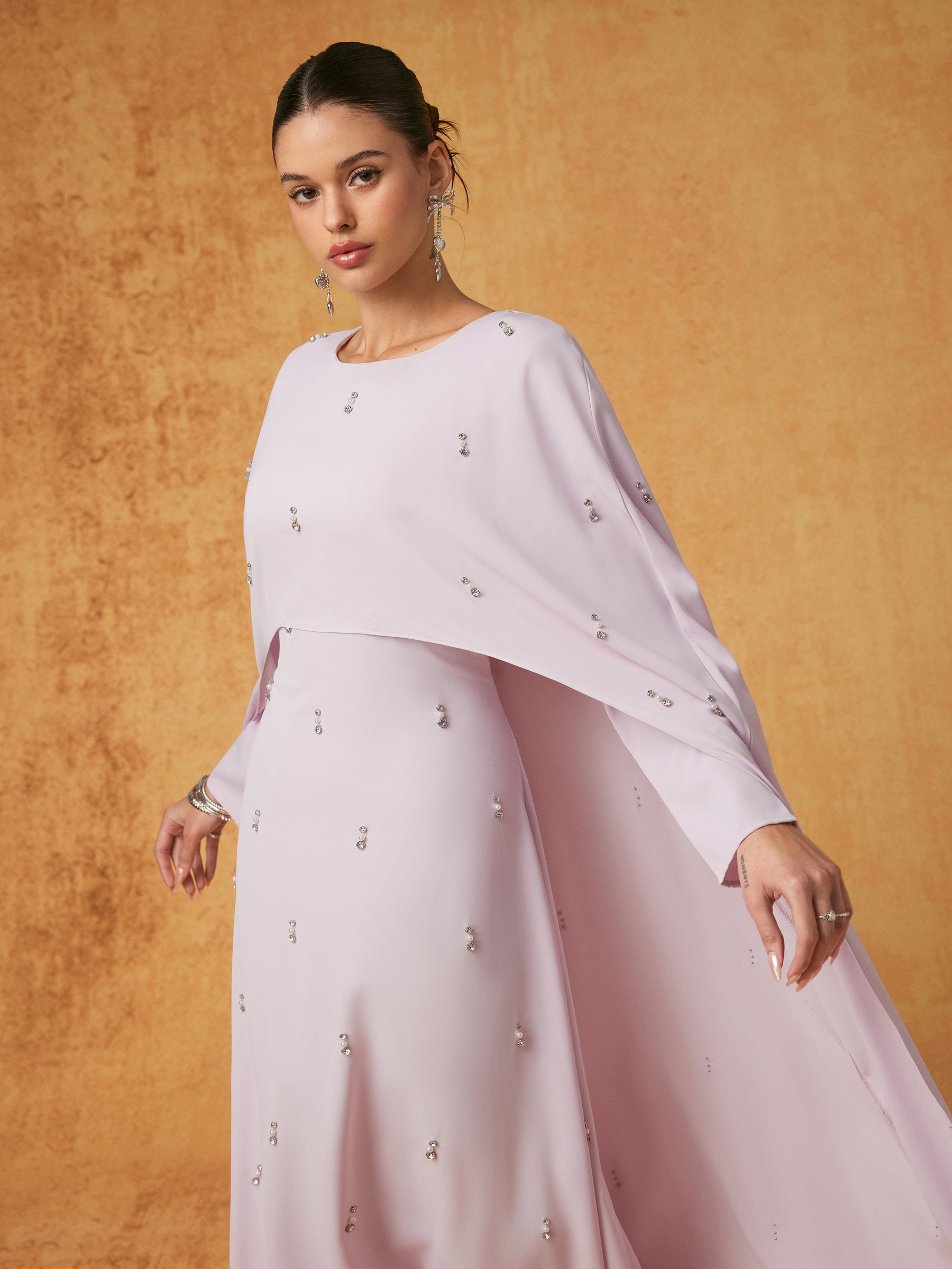 Vestido largo efecto capas con cuello redondo y pedrería