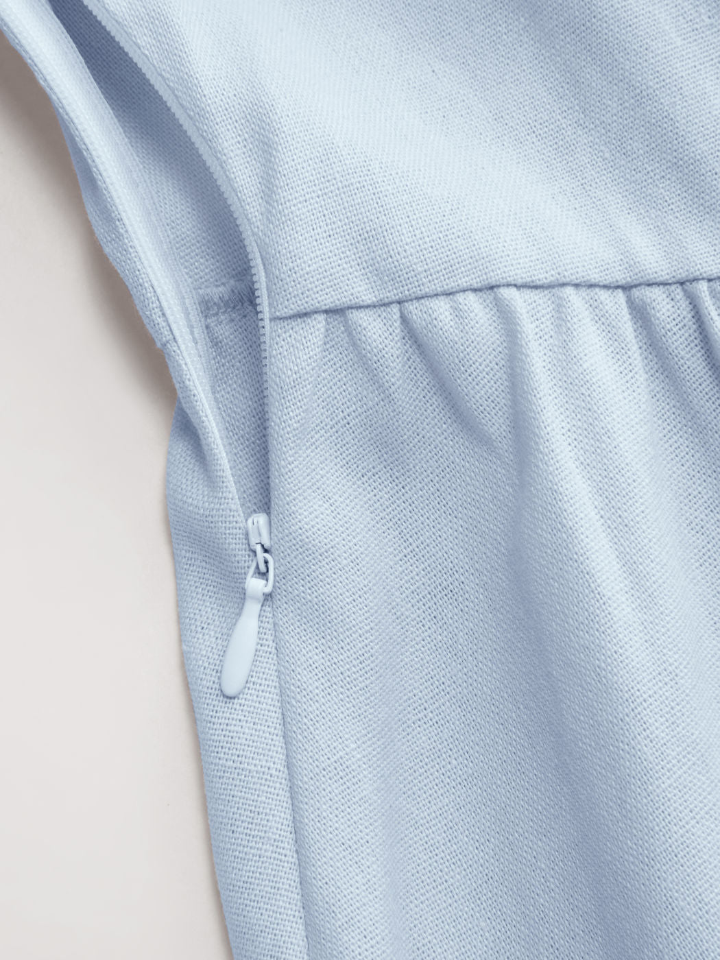 Vestido largo evasé con cuello en U, volantes y lazada - Azul bebé