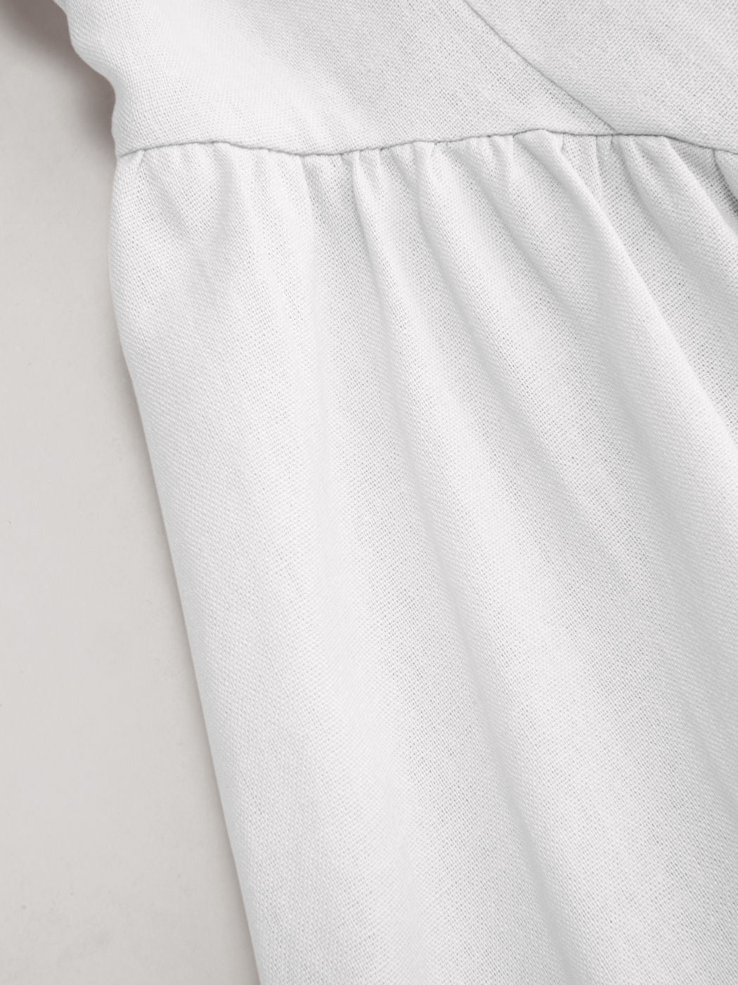Vestido largo evasé con cuello en U, volantes y lazada - Blanco