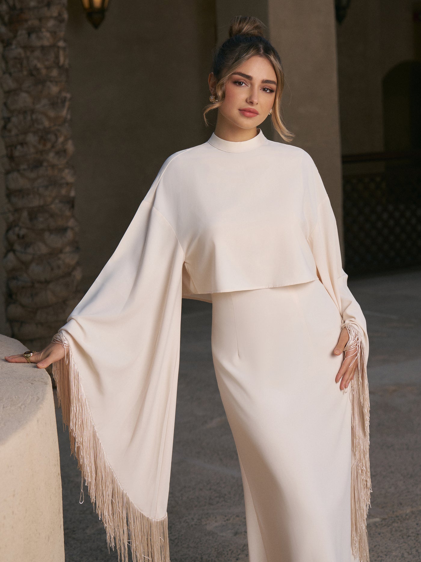 Conjunto de vestido midi y capa superpuesta con flecos, cuello alto y manga campana