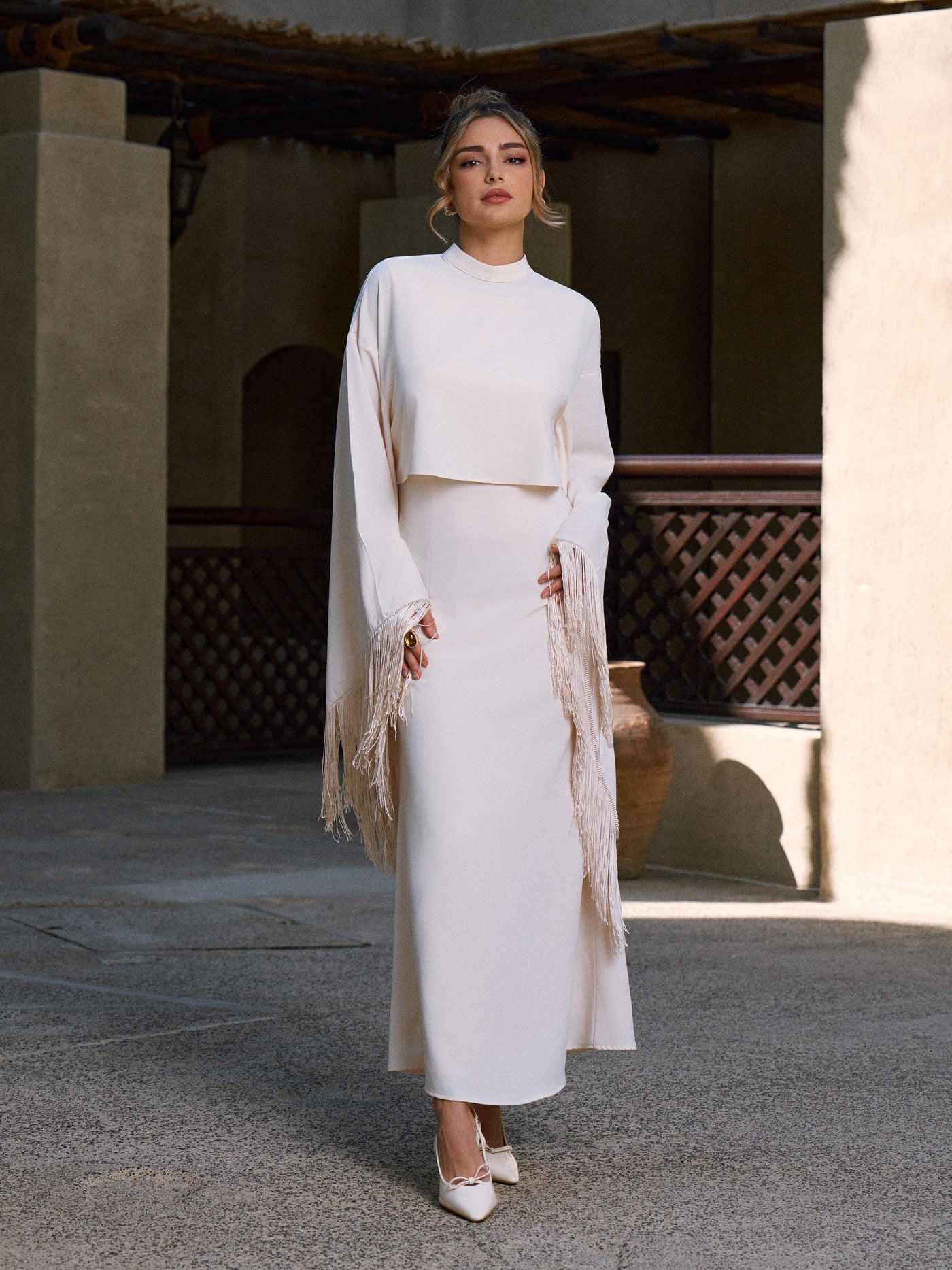 Conjunto de vestido midi y capa superpuesta con flecos, cuello alto y manga campana