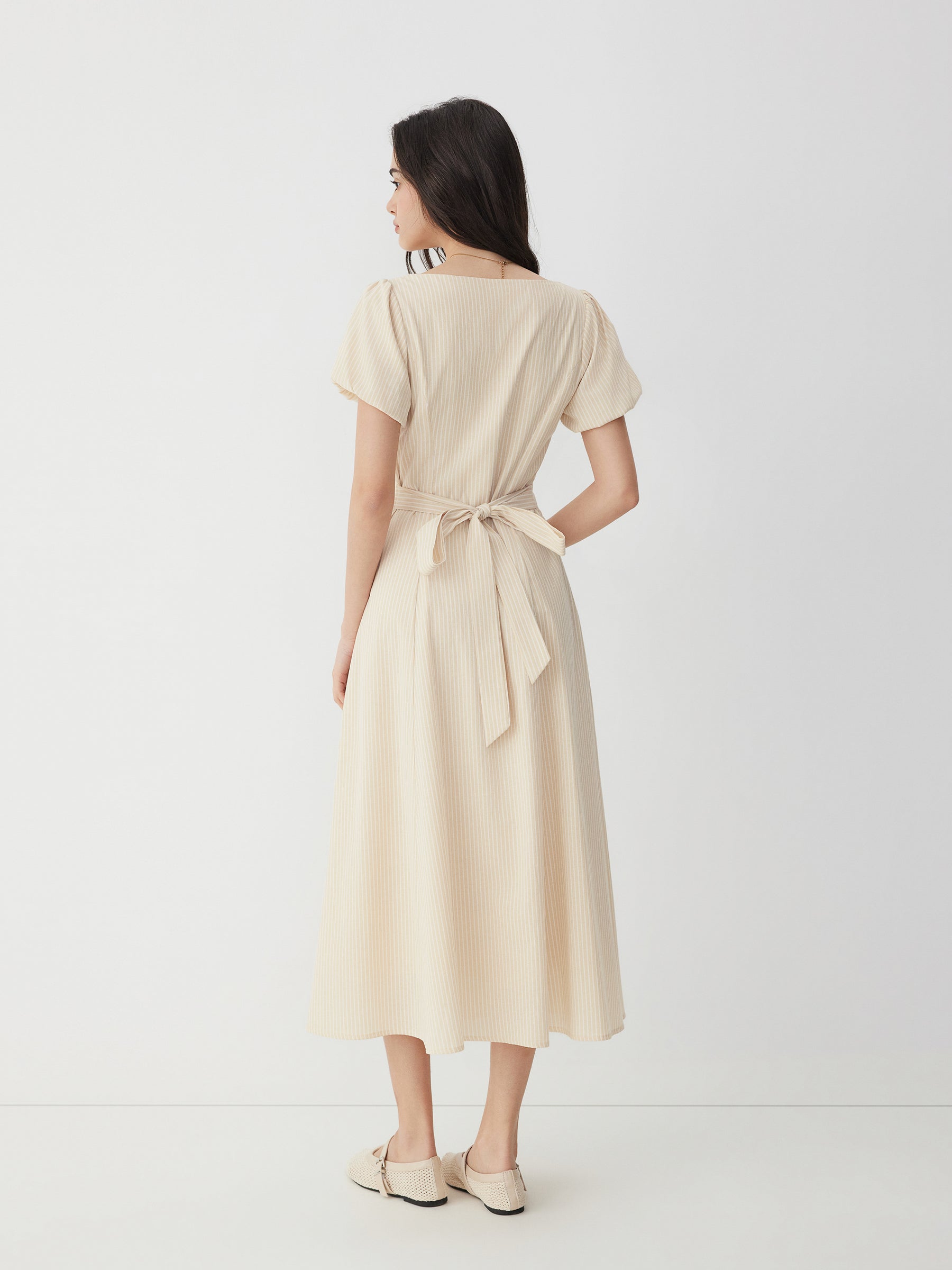 Vestido largo de mezcla de algodón a rayas con fruncido y lazada en la espalda