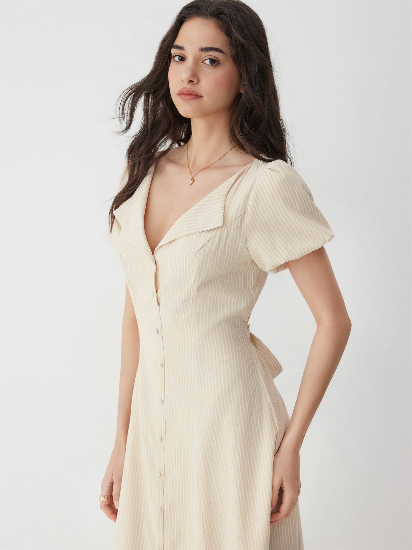 Vestido largo de mezcla de algodón a rayas con fruncido y lazada en la espalda