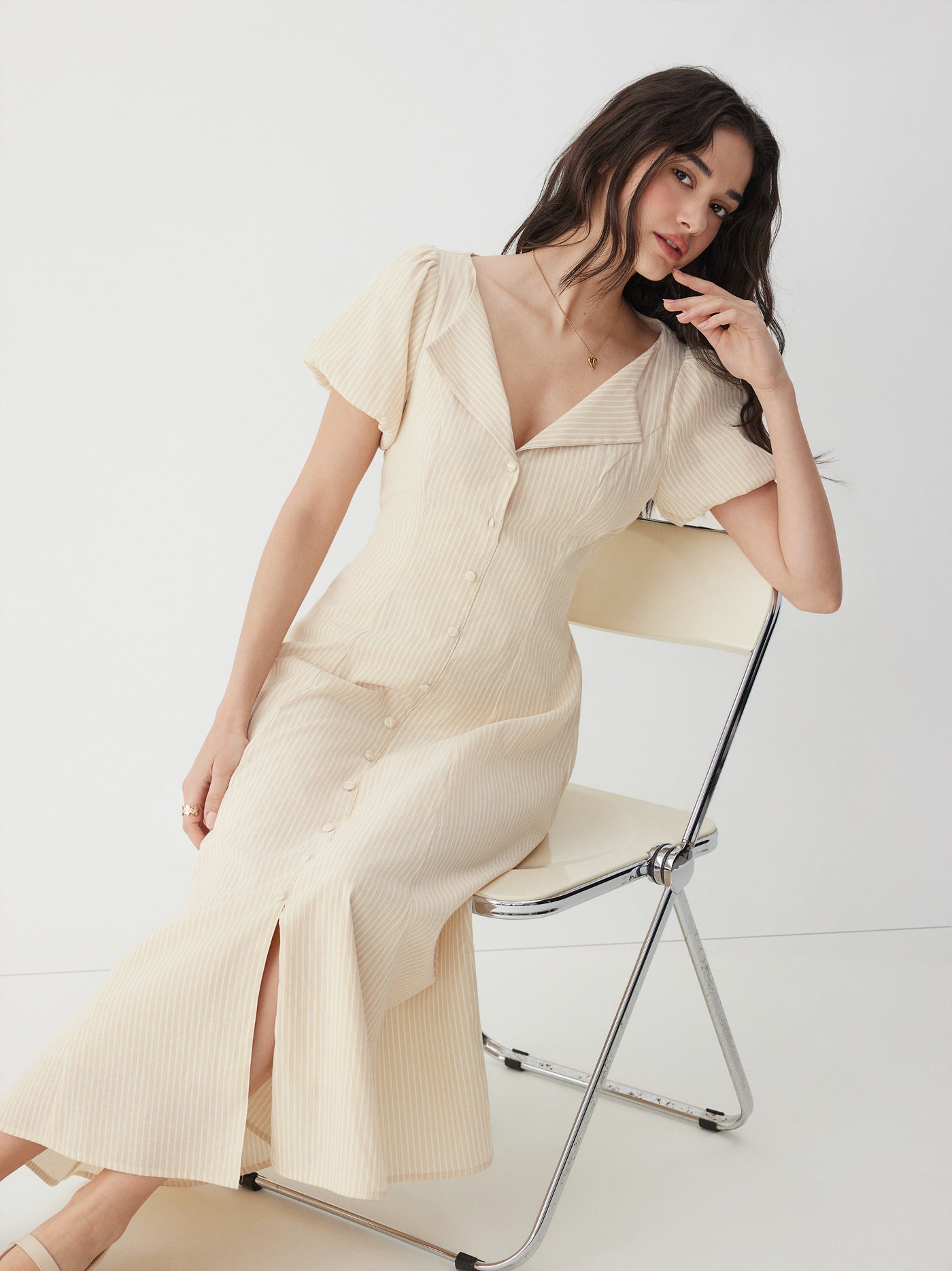 Vestido largo de mezcla de algodón a rayas con fruncido y lazada en la espalda