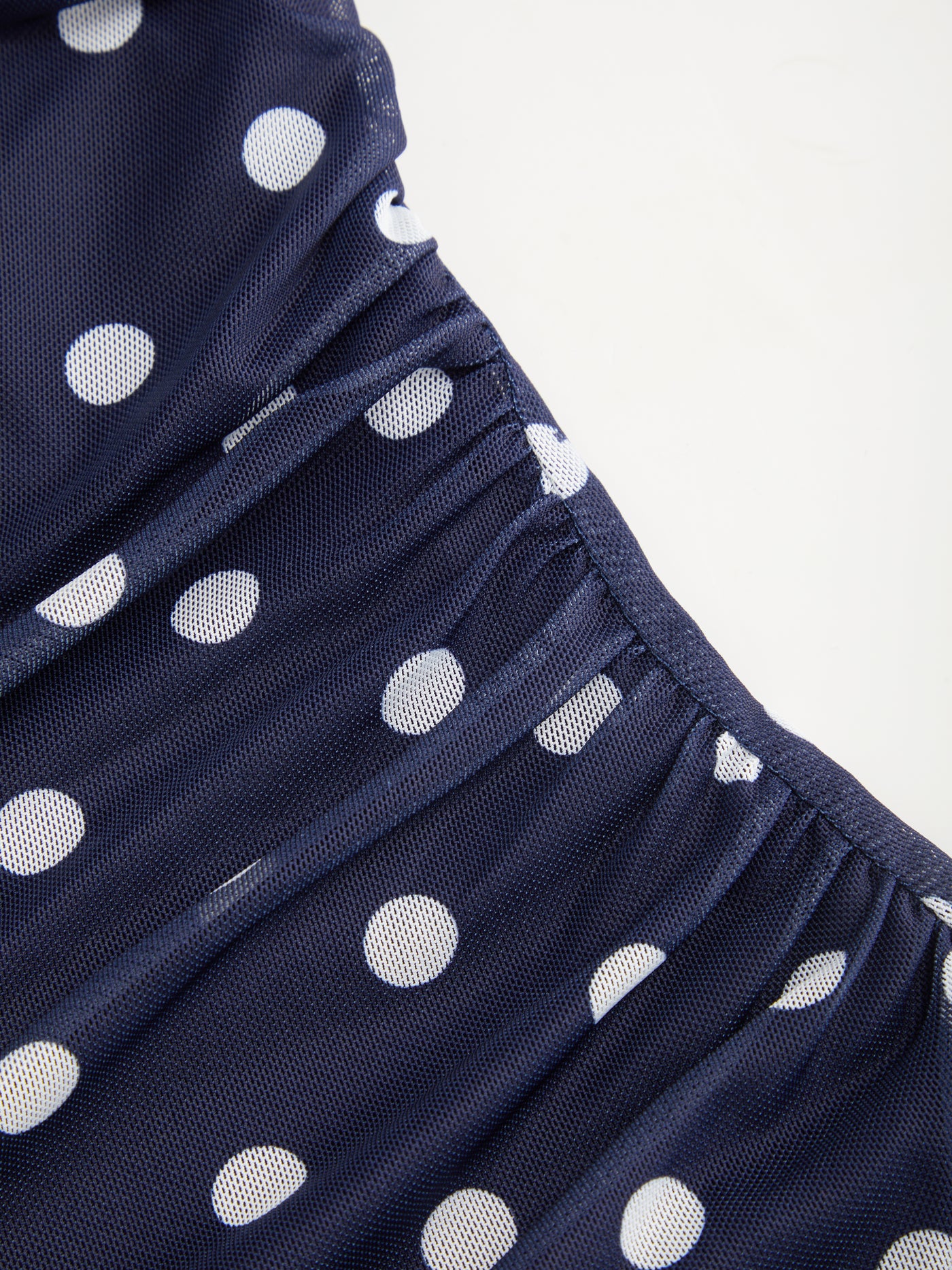 Vestido largo sirena de malla con lunares, panel de encaje y talle alto