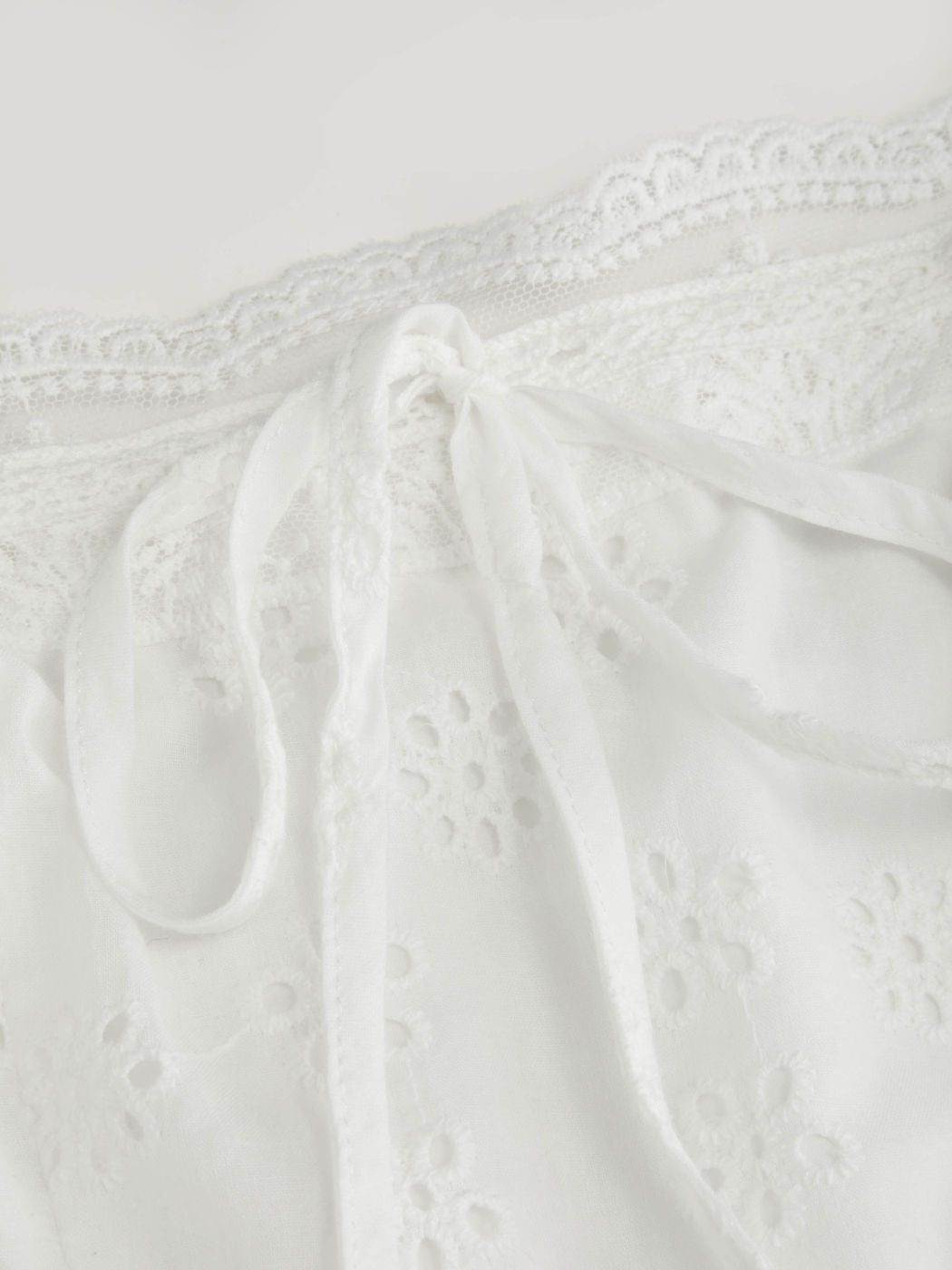 Vestido largo floral de algodón con escote corazón, lazada y volantes - Blanco