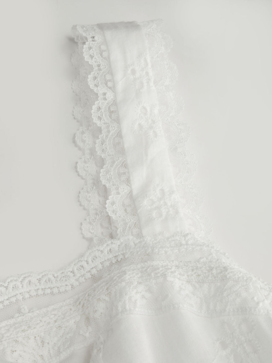 Vestido largo floral de algodón con escote corazón, lazada y volantes - Blanco