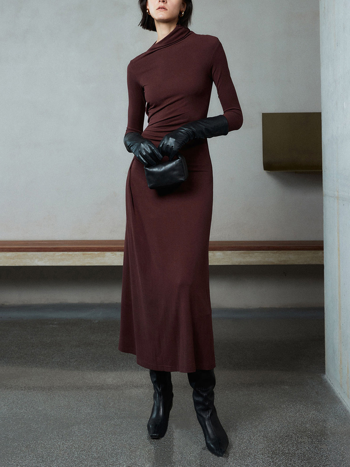 Vücuda Oturan Asimetrik Yaka Uzun Kollu Kıvrımlı Uzun Elbise