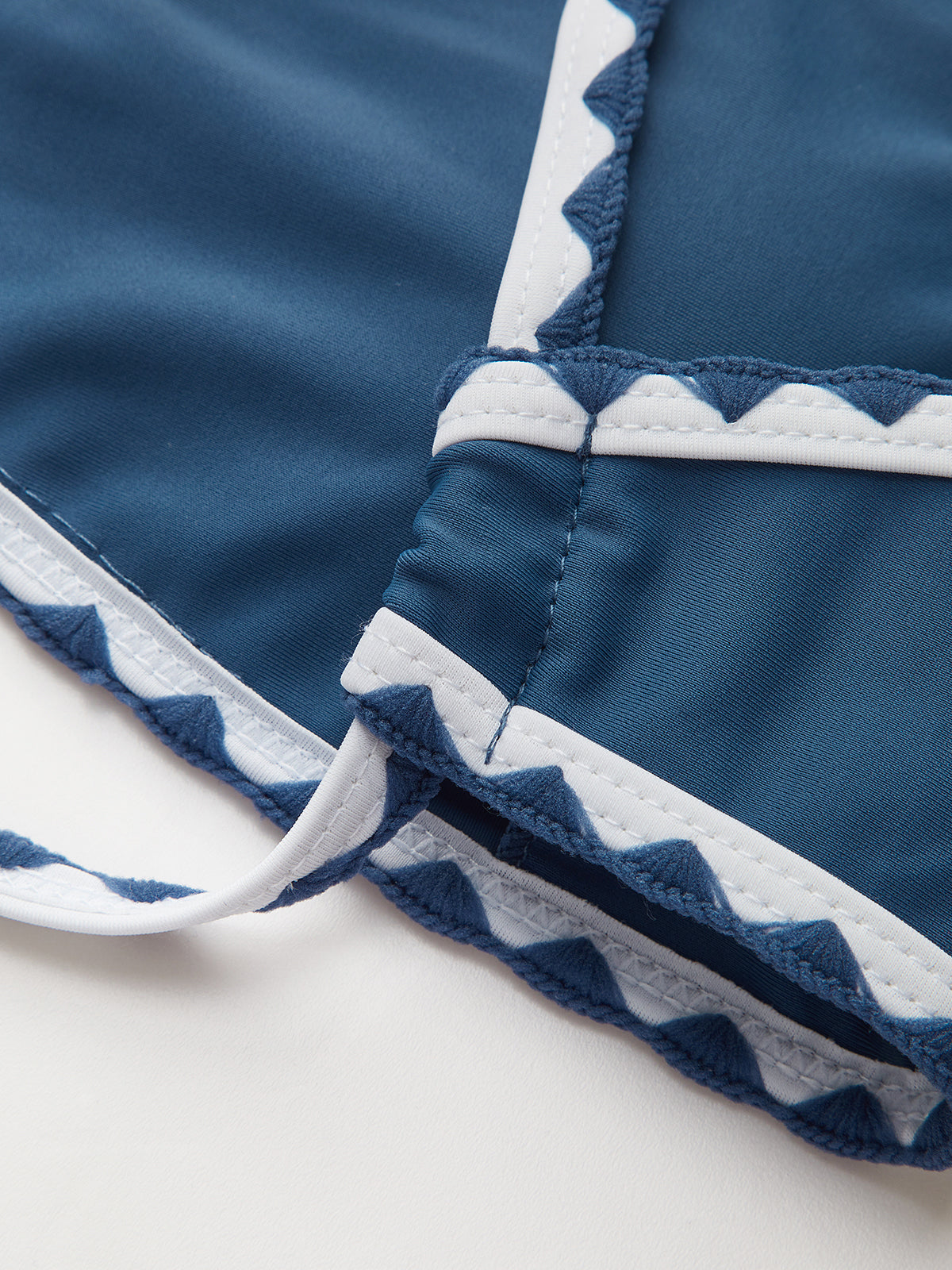 Kontrast Trim Düğümlü Bikini Takımı