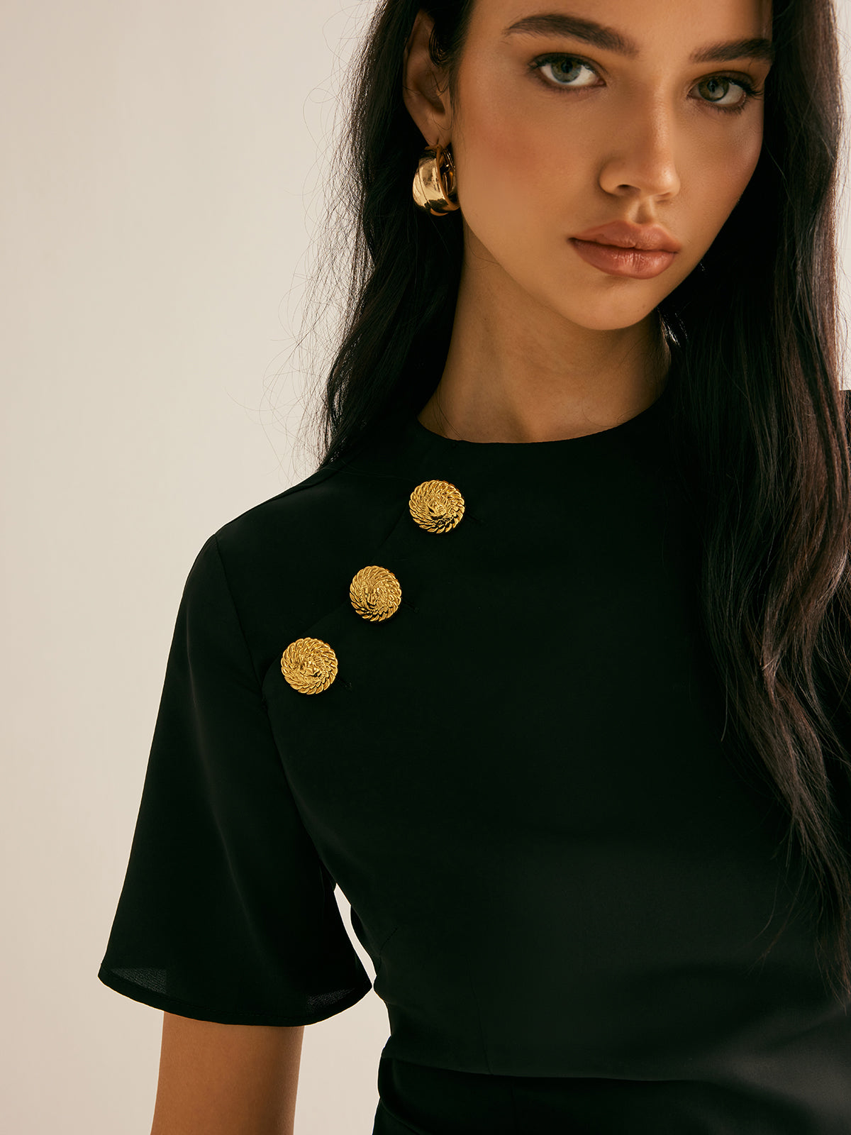 Metal Dekorlu Yan Yırtmaçlı Elbise