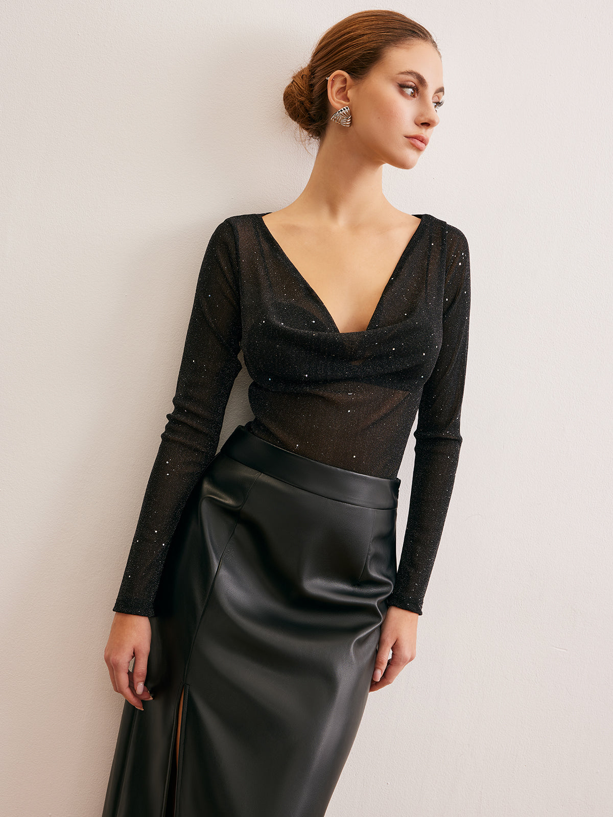 Yarı Şeffaf Kapşon Yakalı Payetli İnce Bluz