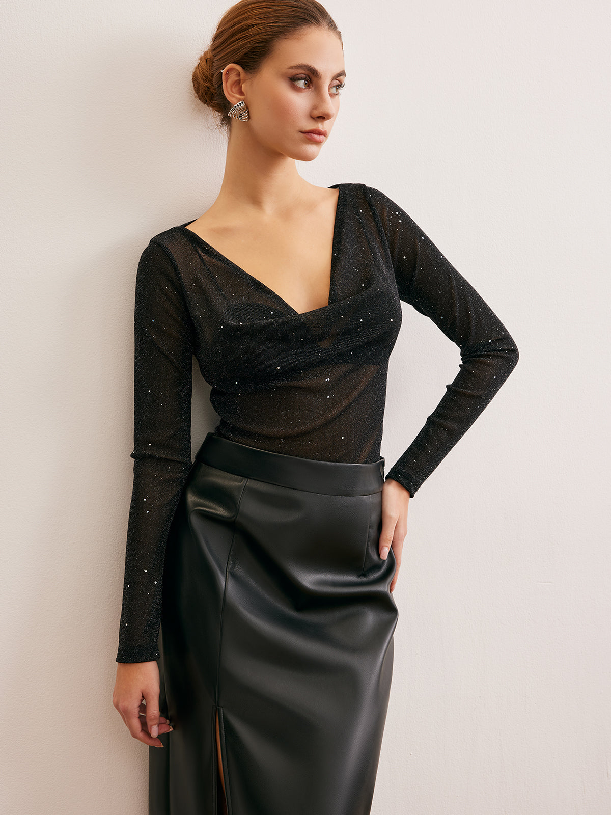 Yarı Şeffaf Kapşon Yakalı Payetli İnce Bluz