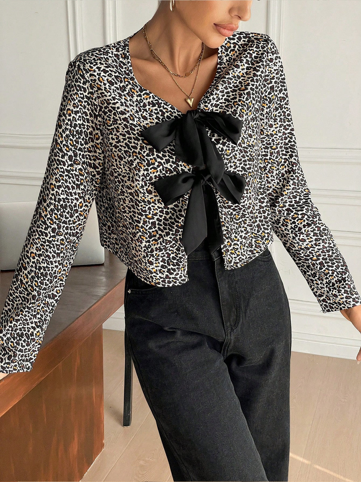 Önü Fiyonklu Leopar Desenli Jersey Bluz