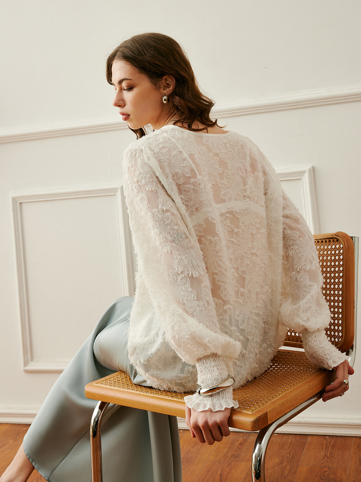 Yarı Şeffaf V Yaka Fener Kol İşlemeli Üst