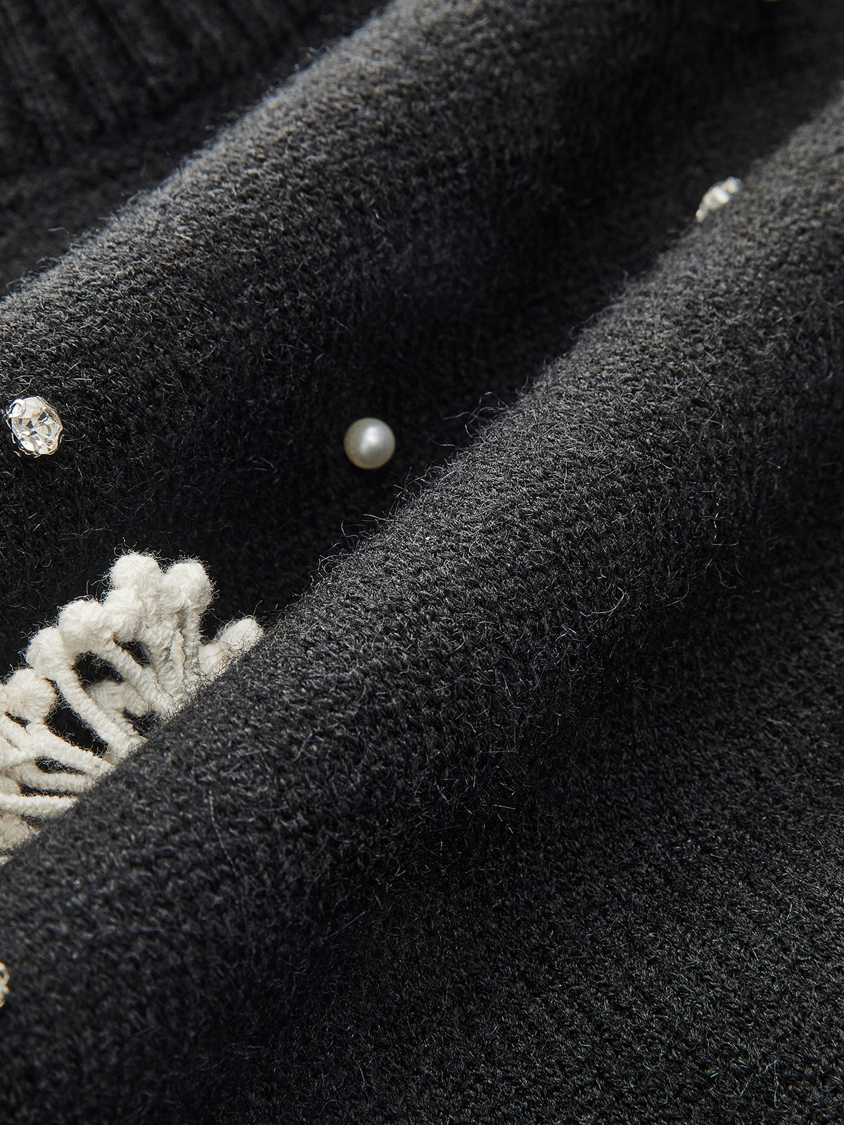 Çiçek İşlemeli Düğmeli Örgü Yelek