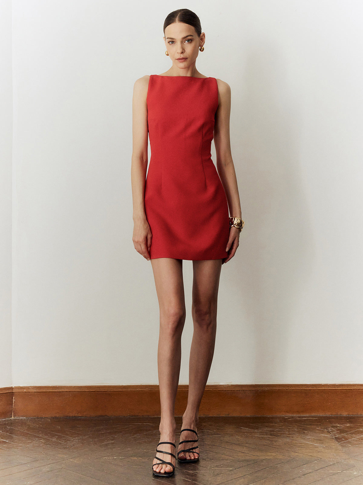 Kolsuz Kesikli Düz Elbise