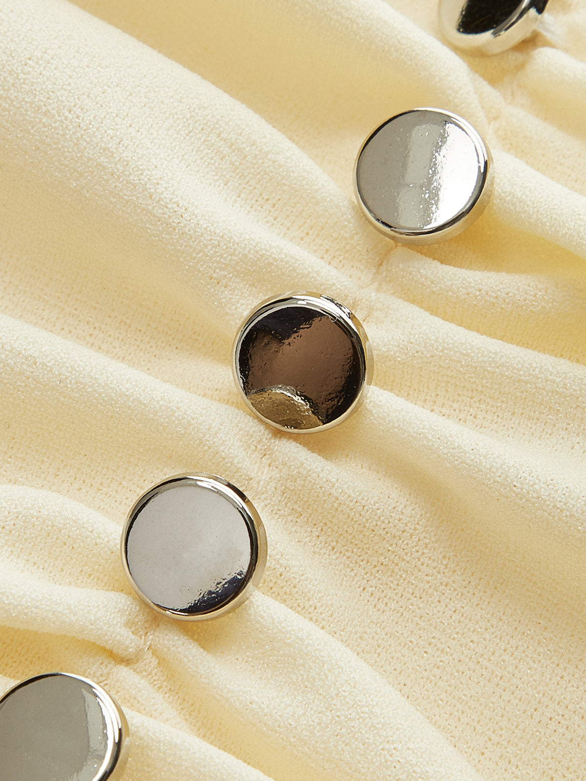 V Yaka Kıvrımlı Bel Dekor Düğmeli Kırpılmış Bluz