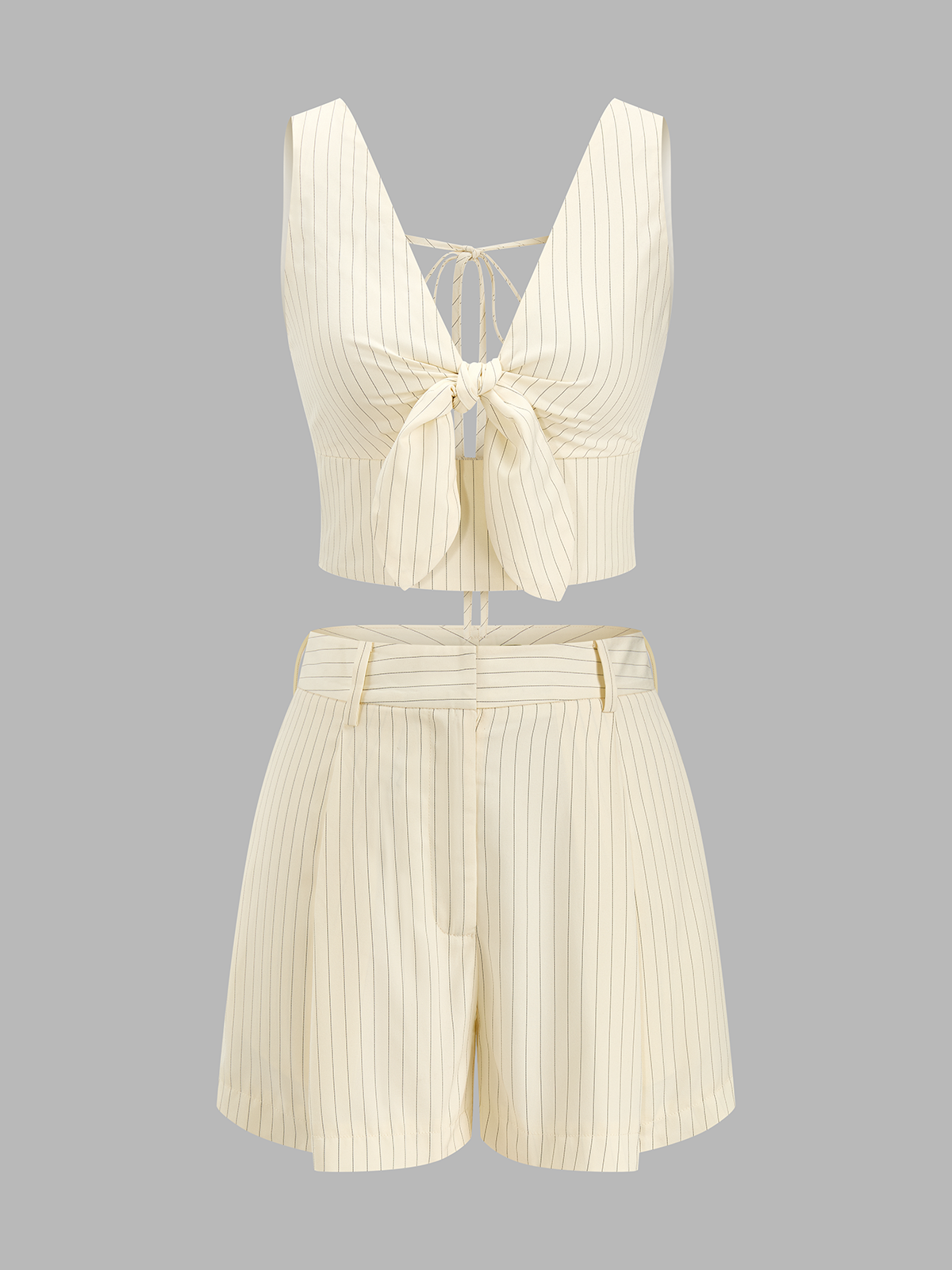 Conjunto de top cropped anudado con rayas y shorts