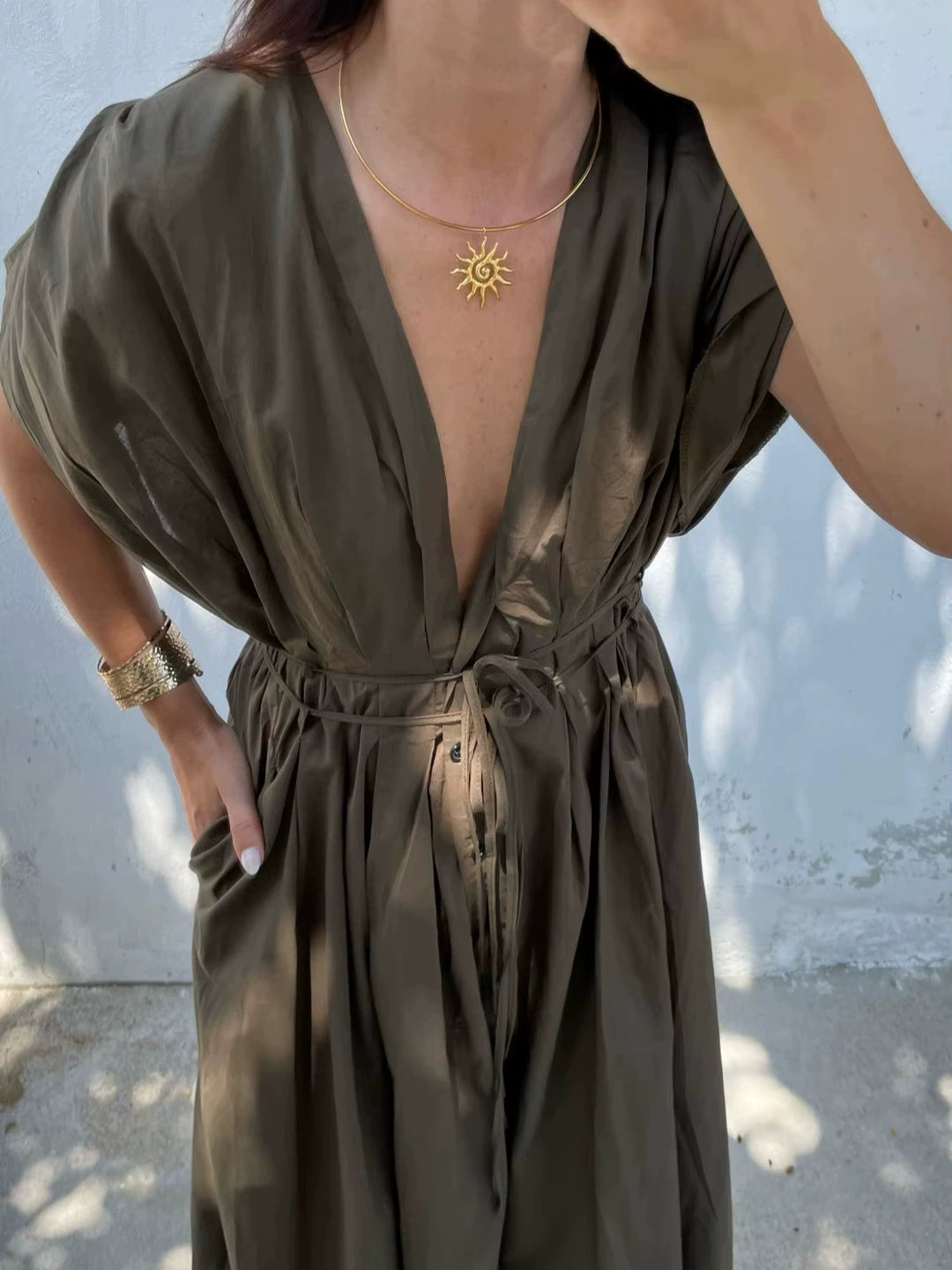 Vestido casual liso con escote en V y cintura ajustada - Marrón - imagen 1