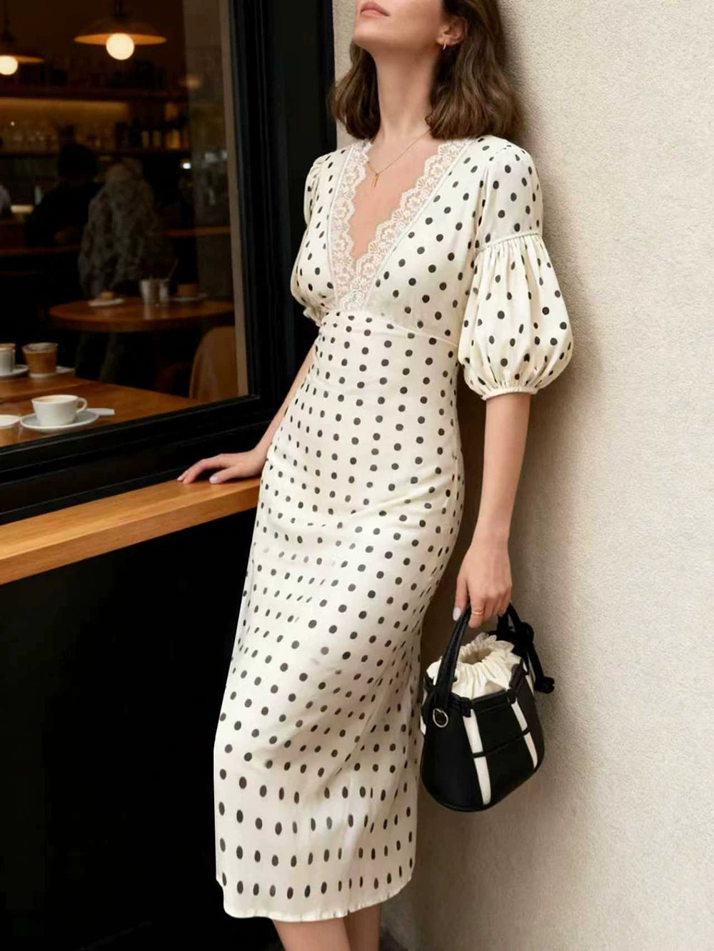 Vestido largo retro de lunares con encaje y corte entallado - Blanco roto